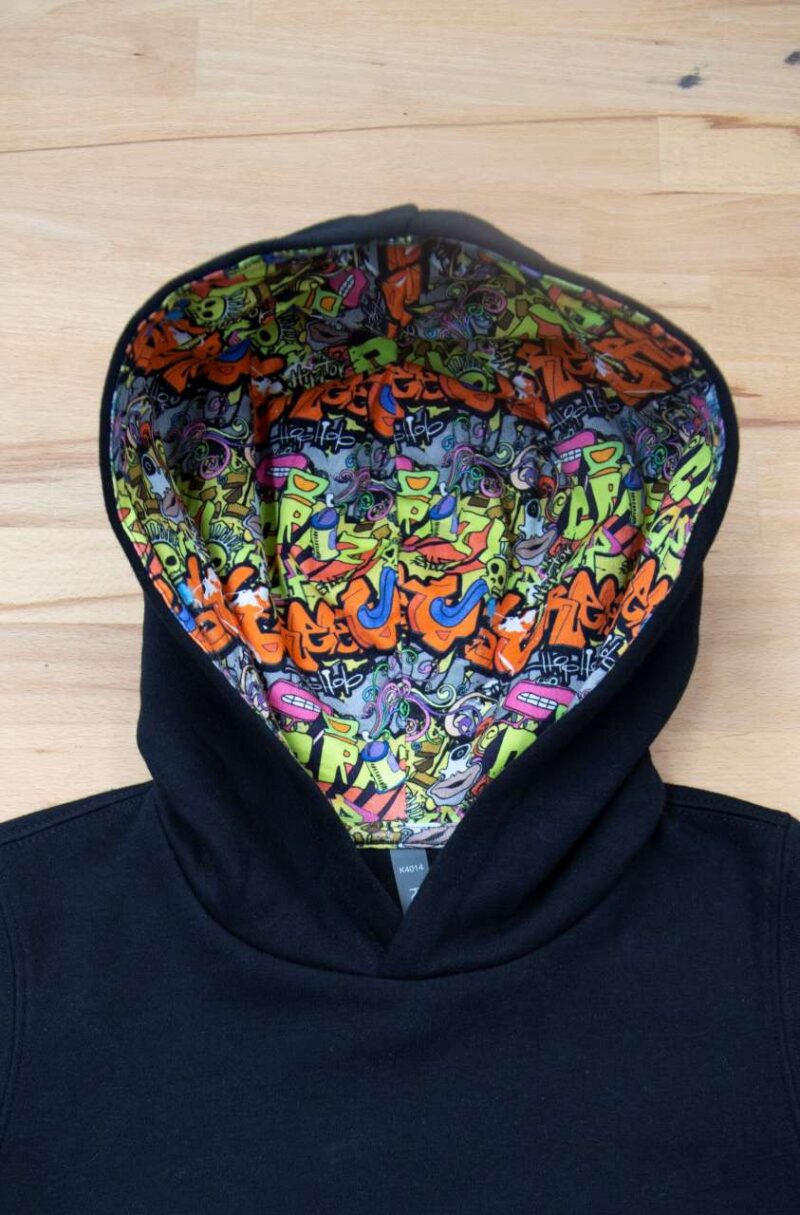 ka4014-blackskate_graffiti-a1 Kariban SWEATSHIRT KIDS UNISEX HOODED PATTERNED CONTRAST - Black/Skate Graffiti