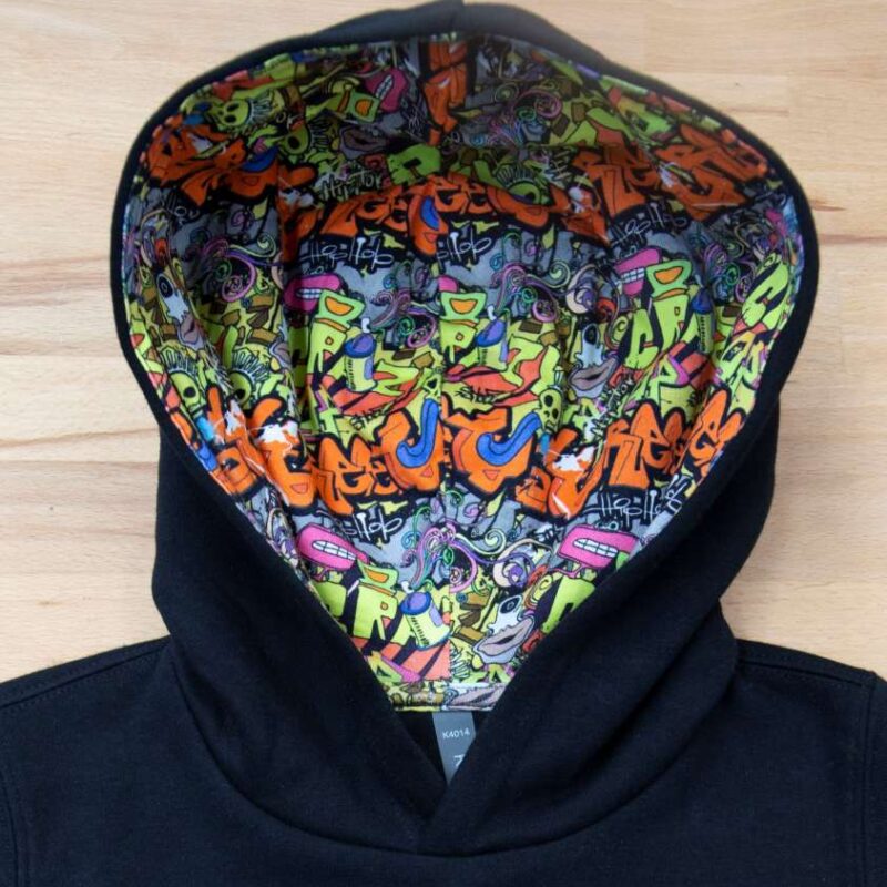 ka4014-blackskate_graffiti-a1 Kariban SWEATSHIRT KIDS UNISEX HOODED PATTERNED CONTRAST - Black/Skate Graffiti