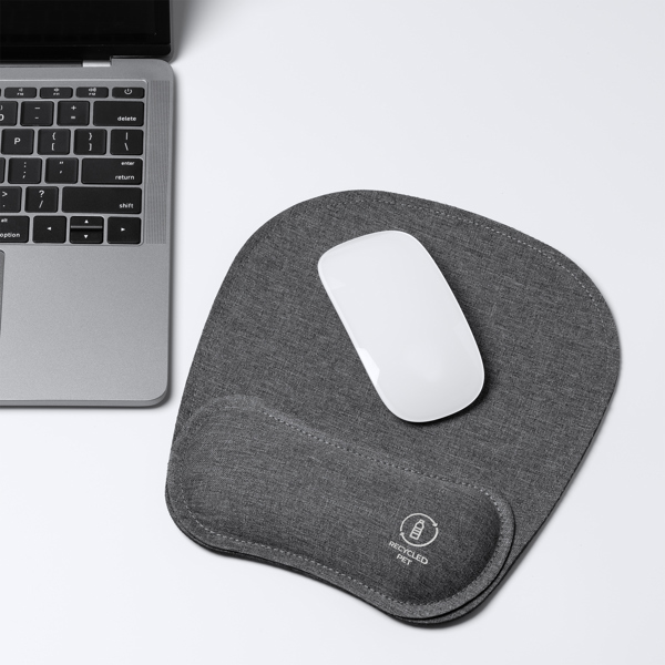 DRAX — Το mouse pad από υλικό RPET με μαξιλαράκι, είναι μια φιλική προς το περιβάλλον και άνετ…