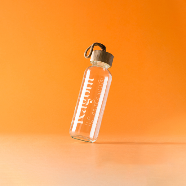 TRILBY — Γυάλινη φιάλη 450 ml με ξεχωριστό πώμα από μπαμπού και λουράκι μεταφοράς με φυσικό φινί…