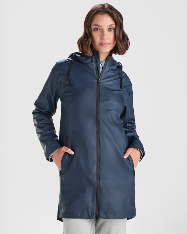 5202_55_1_1 SITKA WOMAN — Αδιάβροχη γκαμπαρντίνα με σταθερή κουκούλα και γείσο ελαφρώς εφαρμοστό στη μέση